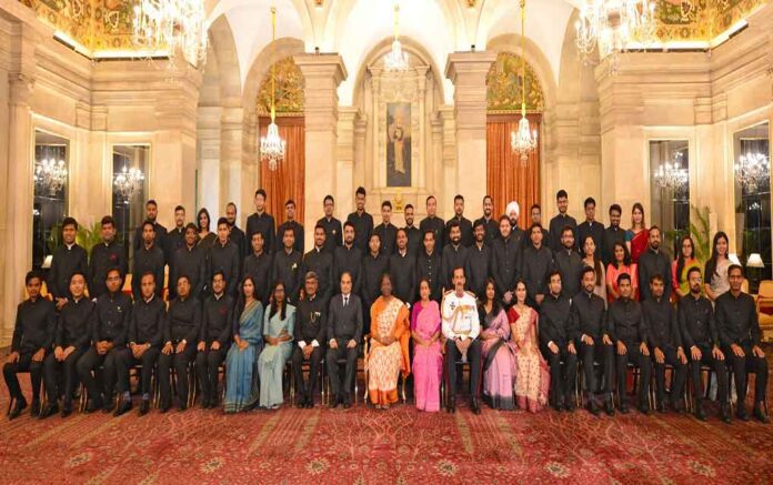 President-Murmu-with-2020-batch-IAS-officers